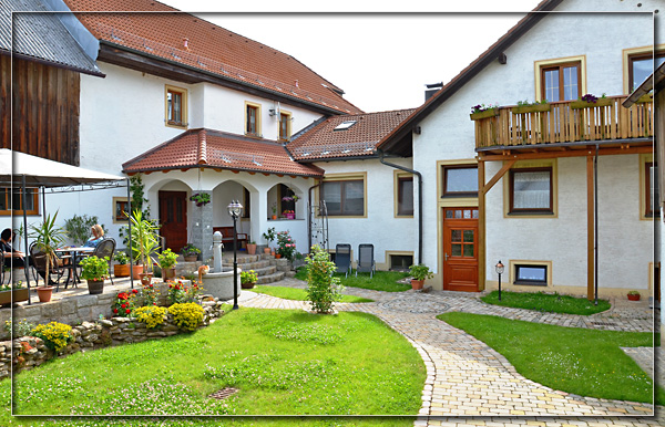 Biergarten im Gasthof-Eckstein in Wernersreuth bei Waldsassen nahe Sibyllenbad im Landkreis Tirschenreuth.